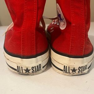 Gently used Converse high top shoes red men’s size 9 1/2. No stains rips or tear